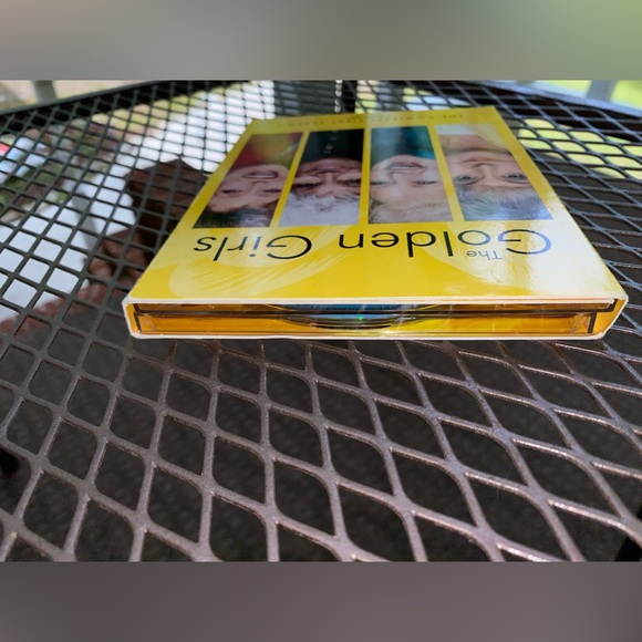 The Golden Girls DVD The Complete First Season 3-Disc Set - Picture 8 of 14